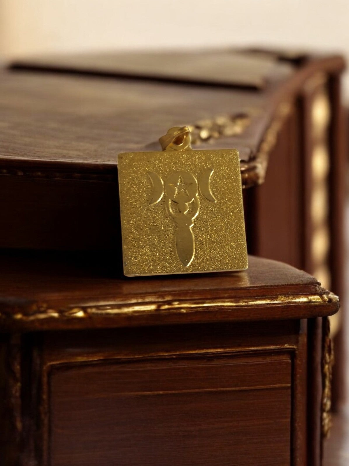 Pendentif carré vintage métal doré symbole triple lune ésotérique