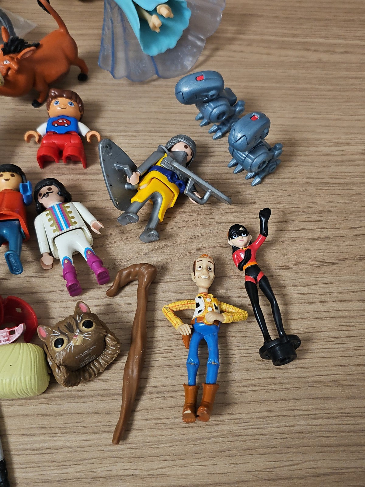 Lot figurines jouets divers enfants garçon fille personnages jeux mixte occasion