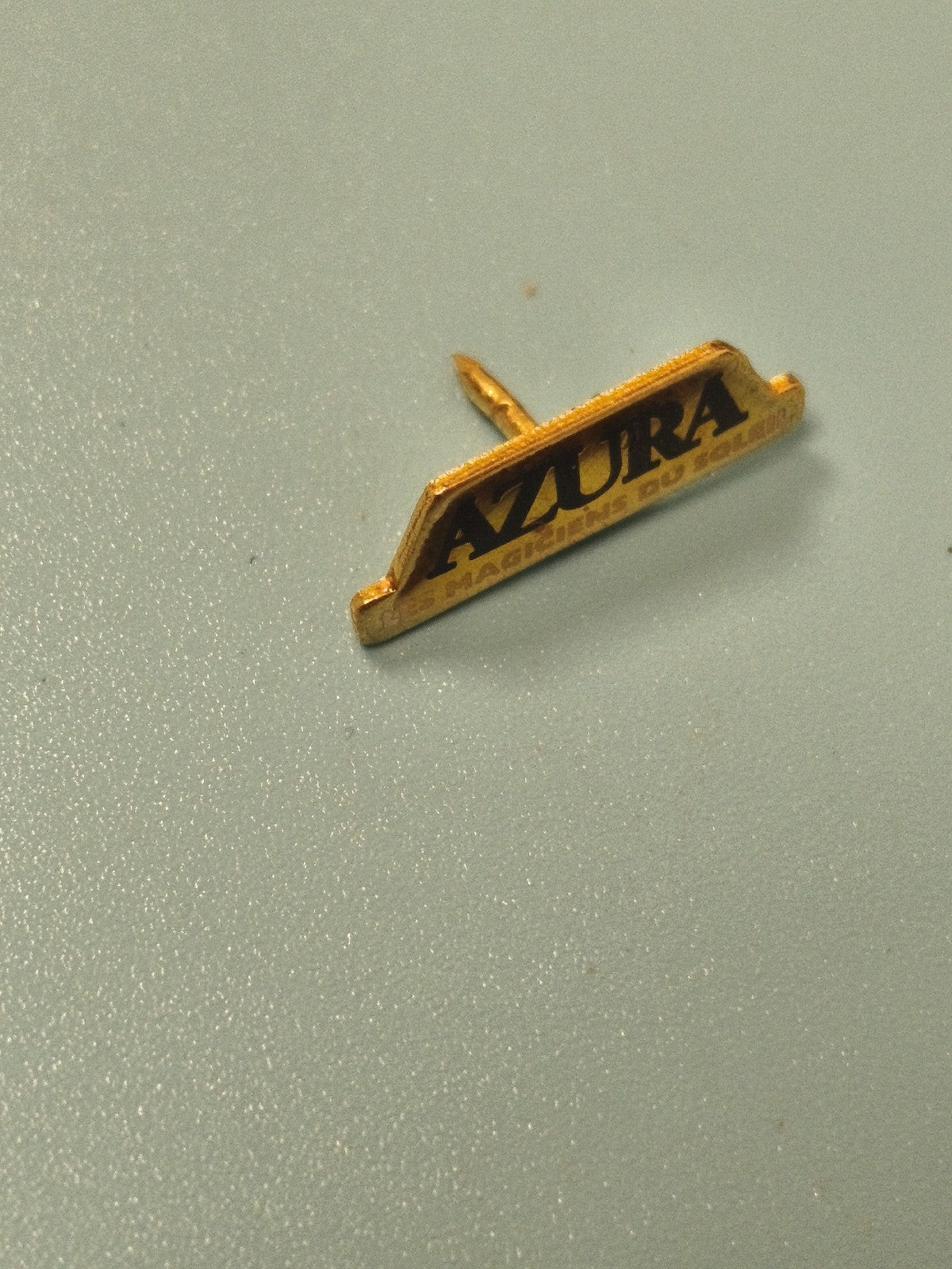 Pin's vintage Azura publicitaire doré, collection, Les Magiciens du Soleil