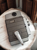 Caméra vintage Bell & Howell à manivelle, ancien appareil rétro USA