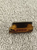 Pin's vintage voiture de course ESso jaune, badge auto sport ancien (Ref 1)
