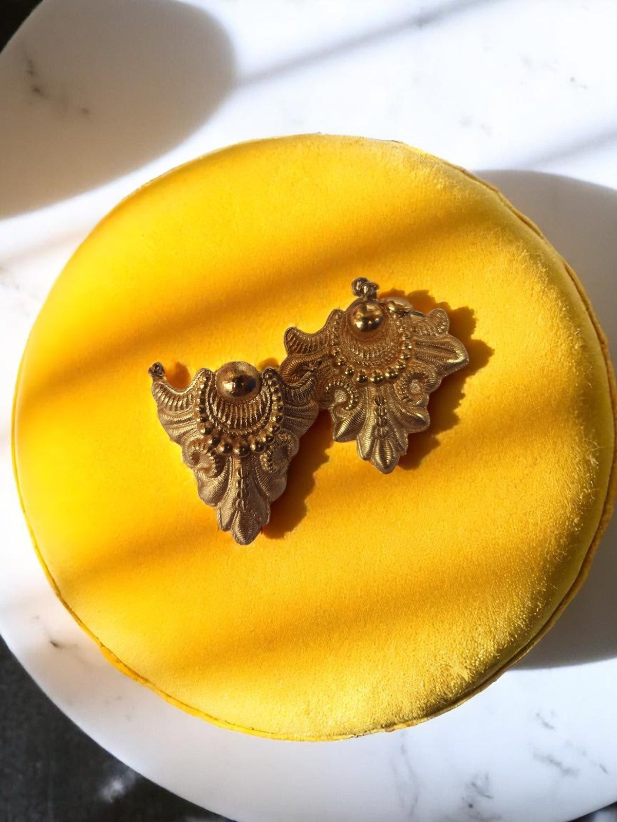 Boucles d?oreilles anciennes vintage motif baroque finition dorée à restaurer