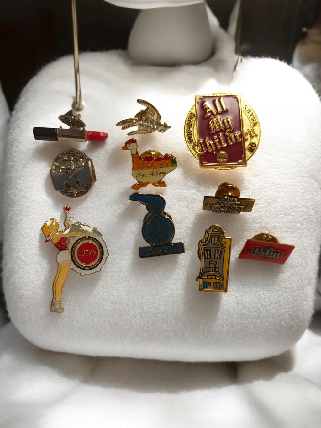 Lot 10 pin's publicitaires vintage rétro badges émaillés All My Children Daim