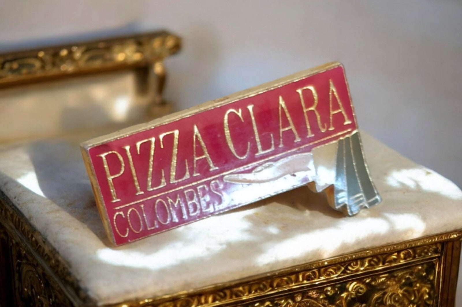 Pin's vintage Pizza Clara Colombes rétro, broche émaillée collection ancienne
