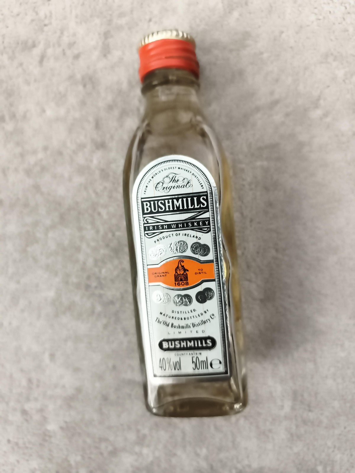 Miniature Bushmills Irish Whiskey 50ml bouteille verre 40% vol partiellement rem