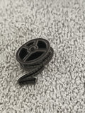Pin's vintage bobine de film cinéma, finition métallique, accessoire rétro (Ref