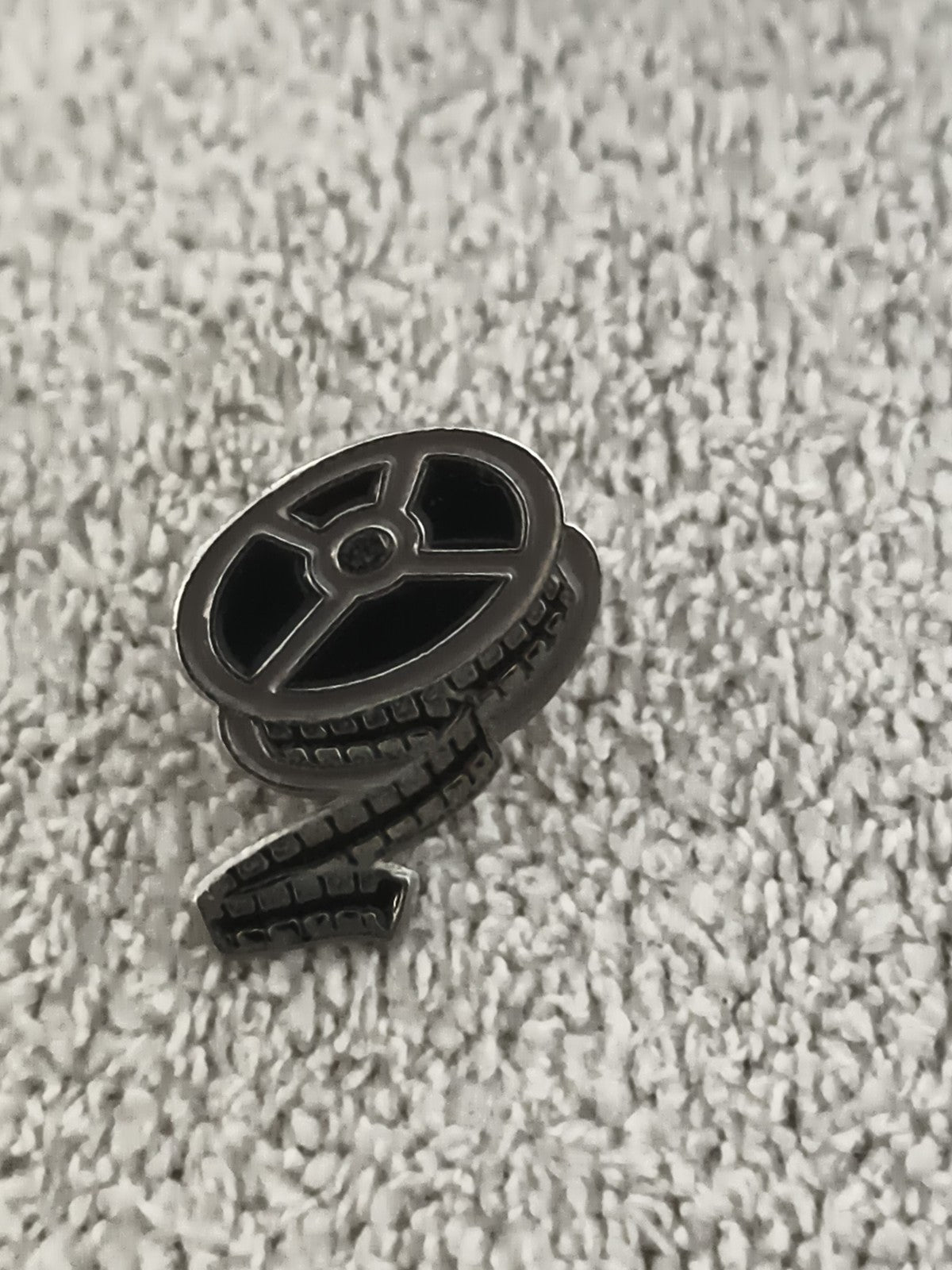 Pin's vintage bobine de film cinéma, finition métallique, accessoire rétro (Ref