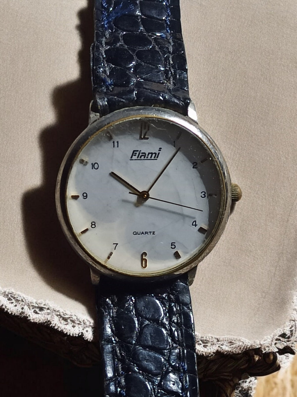 Montre vintage Flami quartz cadran blanc, bracelet effet croco noir