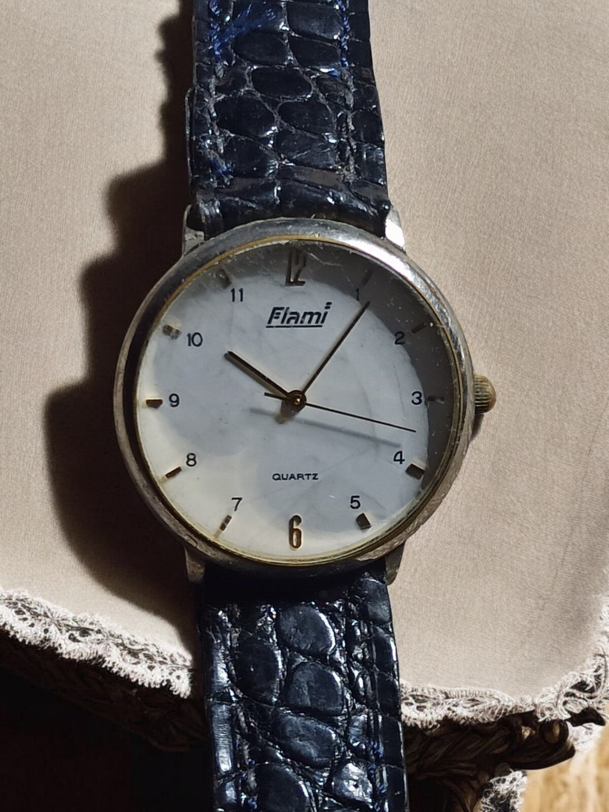 Montre vintage Flami quartz cadran blanc, bracelet effet croco noir