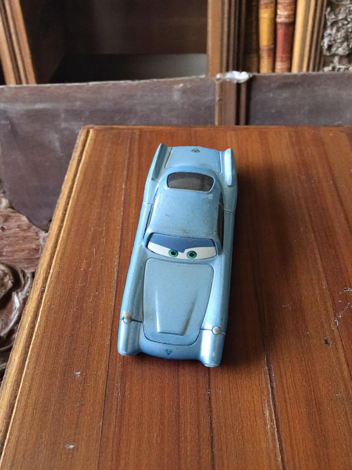 Voiture miniature Disney Cars vintage bleue ? modèle effet métal ? Disney