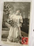 Carte postale ancienne femme muguet timbre 10c années 1900 CPA photo rétro