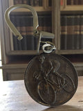 Porte-clés cyclisme vintage relief – Accessoire rétro ancien vélo, publicitaire