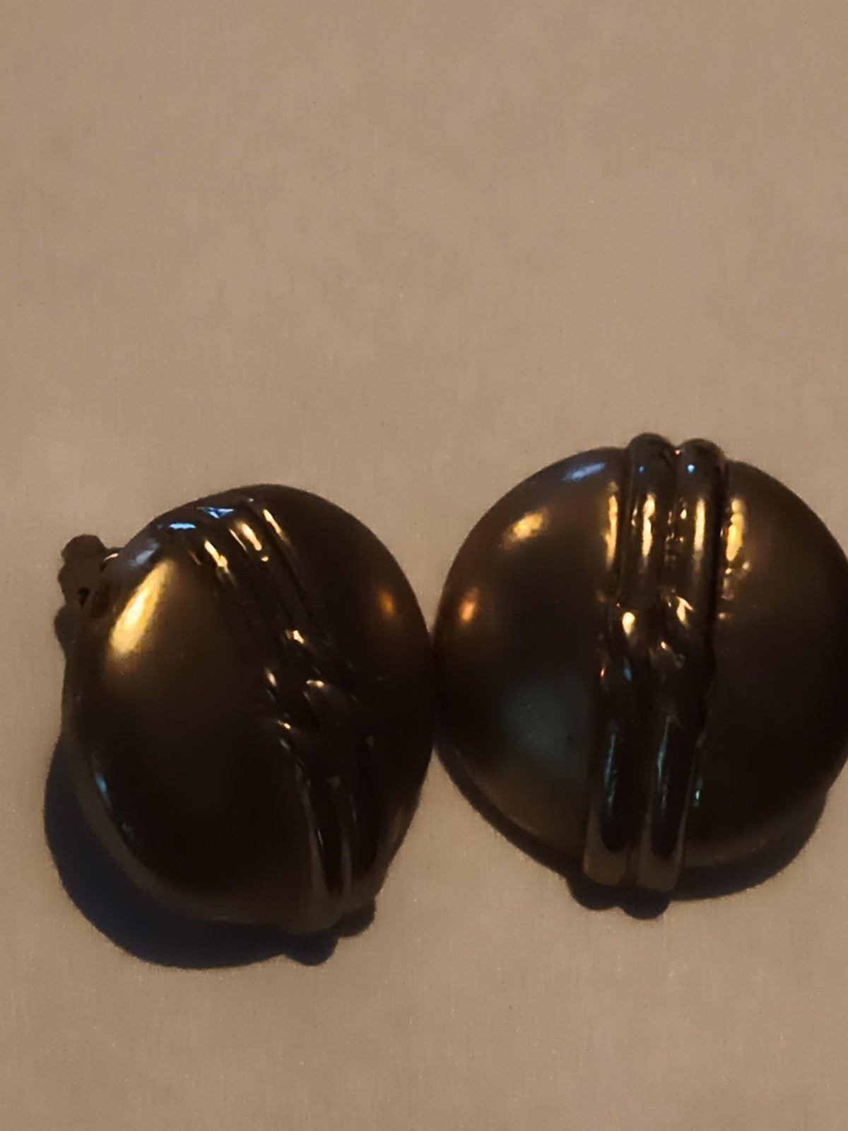 Paire boucles d’oreilles vintage bombées aspect doré relief années 80 clip