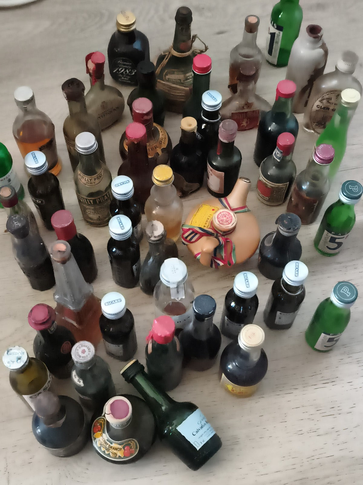 Lot ancien mignonnettes vides apéritif digestif collection flacons vintage assor