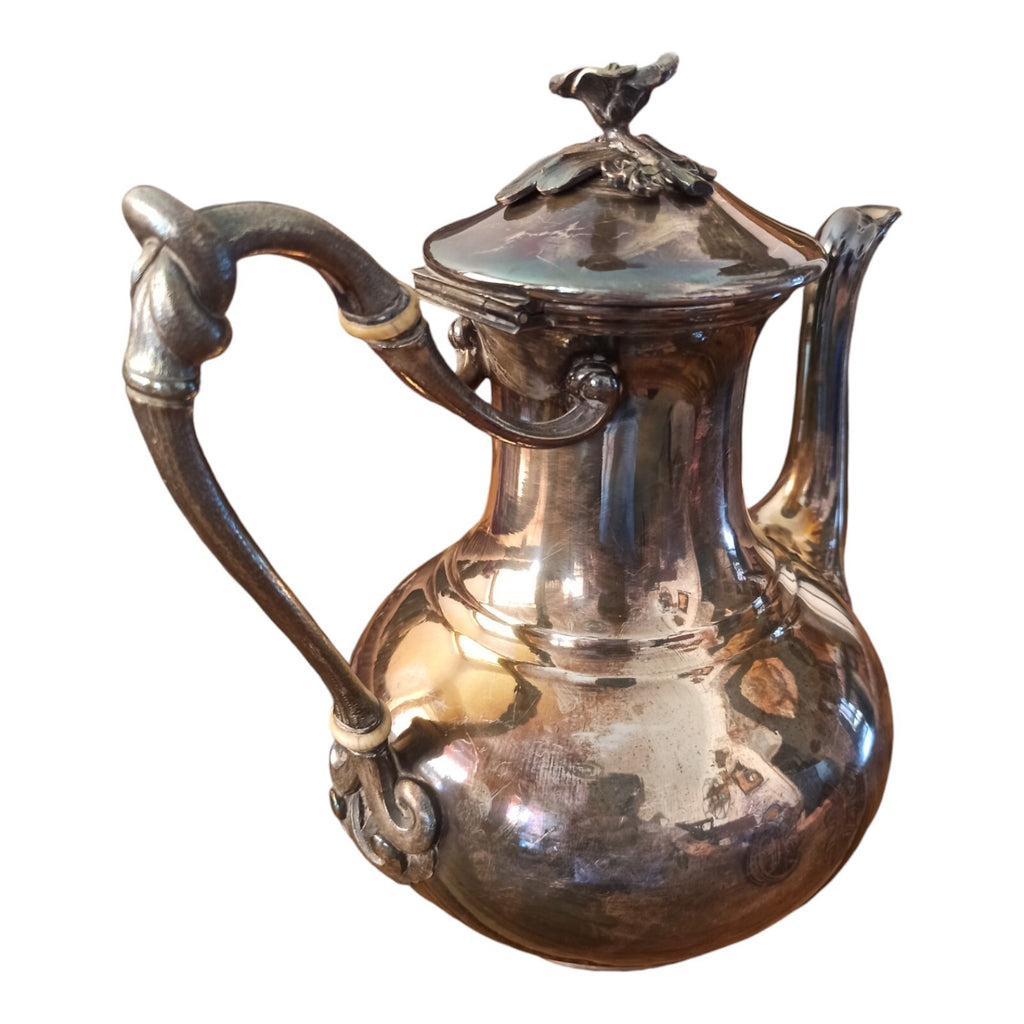 Théière Christofle vintage en métal argenté, bec verseur long, style classique