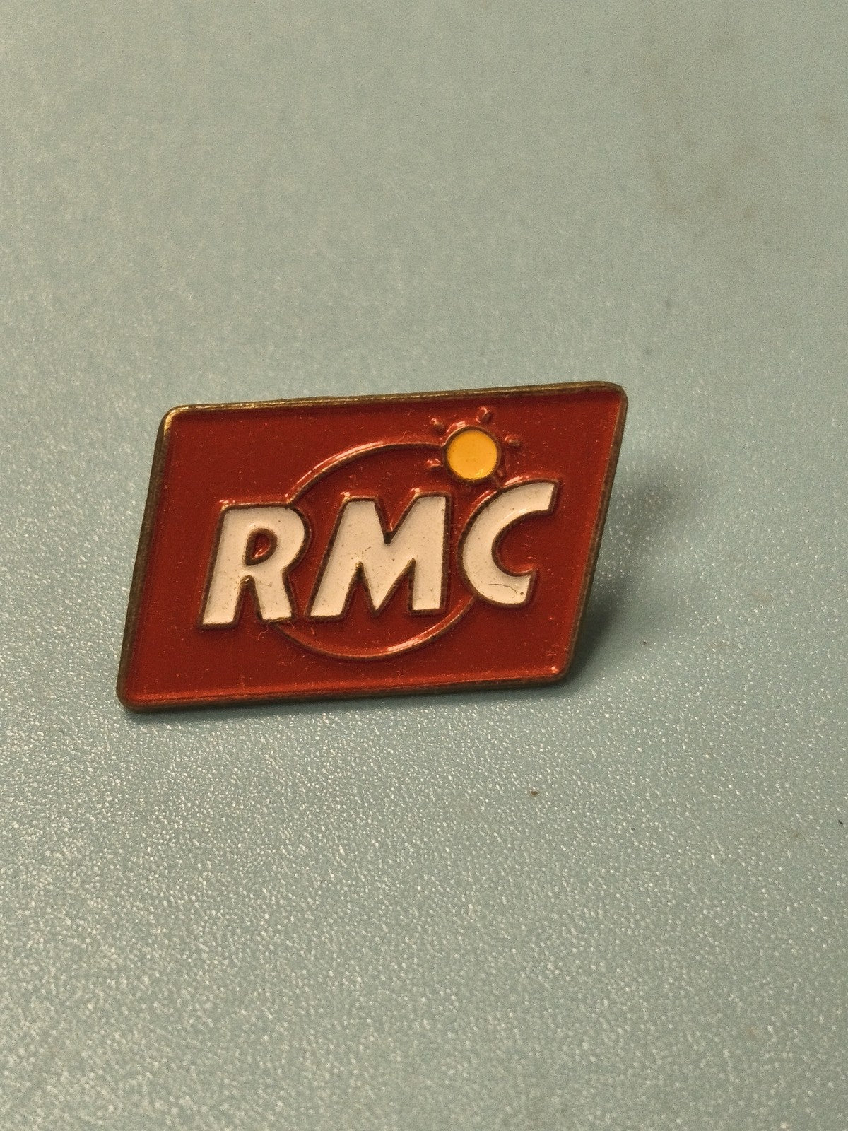 Vintage pin's RMC rouge logo radio collection rétro ancien badge