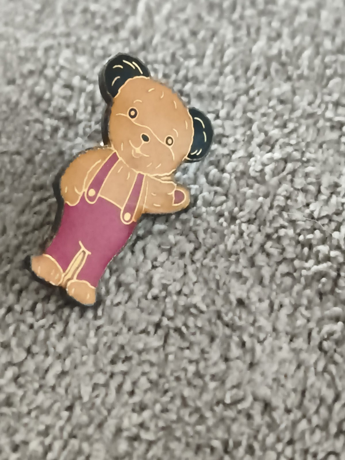 Pin's vintage ourson salopette rose émaillé badge rétro enfant (Ref 11)