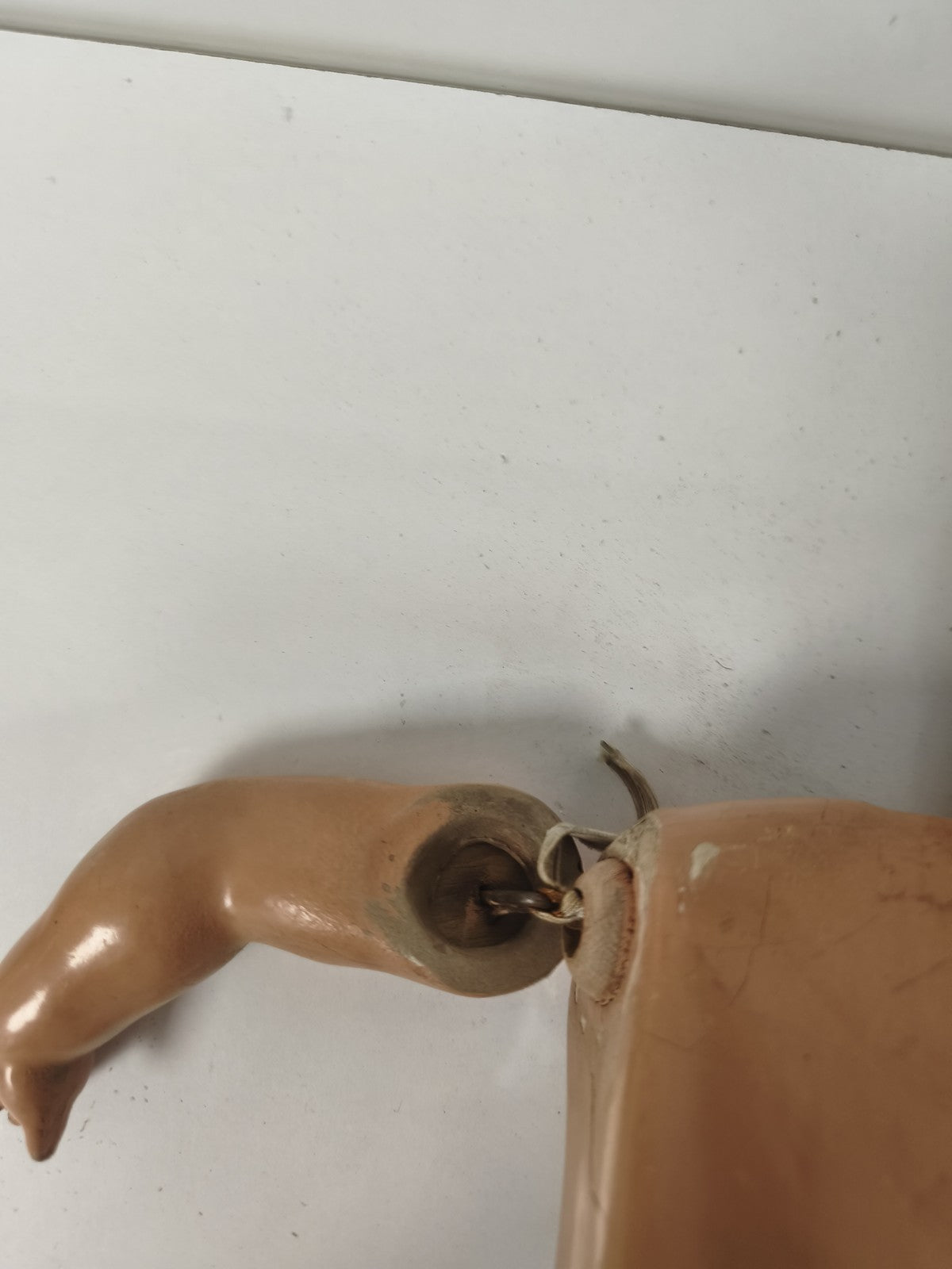 Grande poupée articulée ancienne, matière moulée, fin XIXe-début XXe