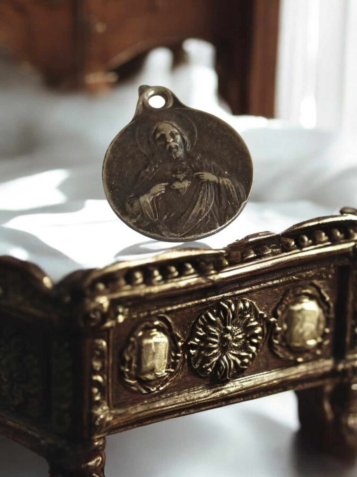 Médaille Religieuse Vintage dorée Christ Sacré-Cœur pendentif catholique ancien