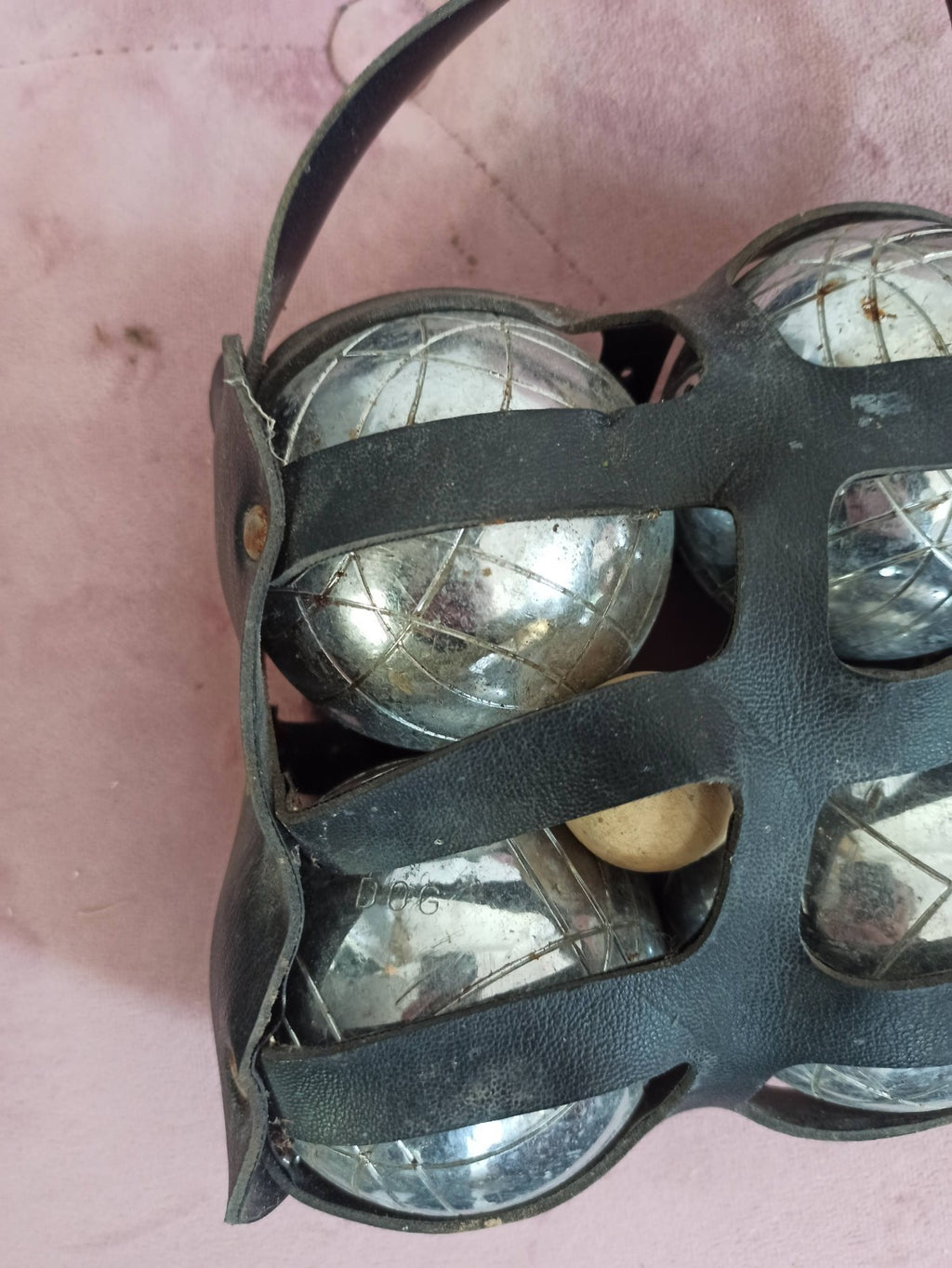 Boules de pétanque OBUT acier x4 + cochonnet, sacoche cuir noir