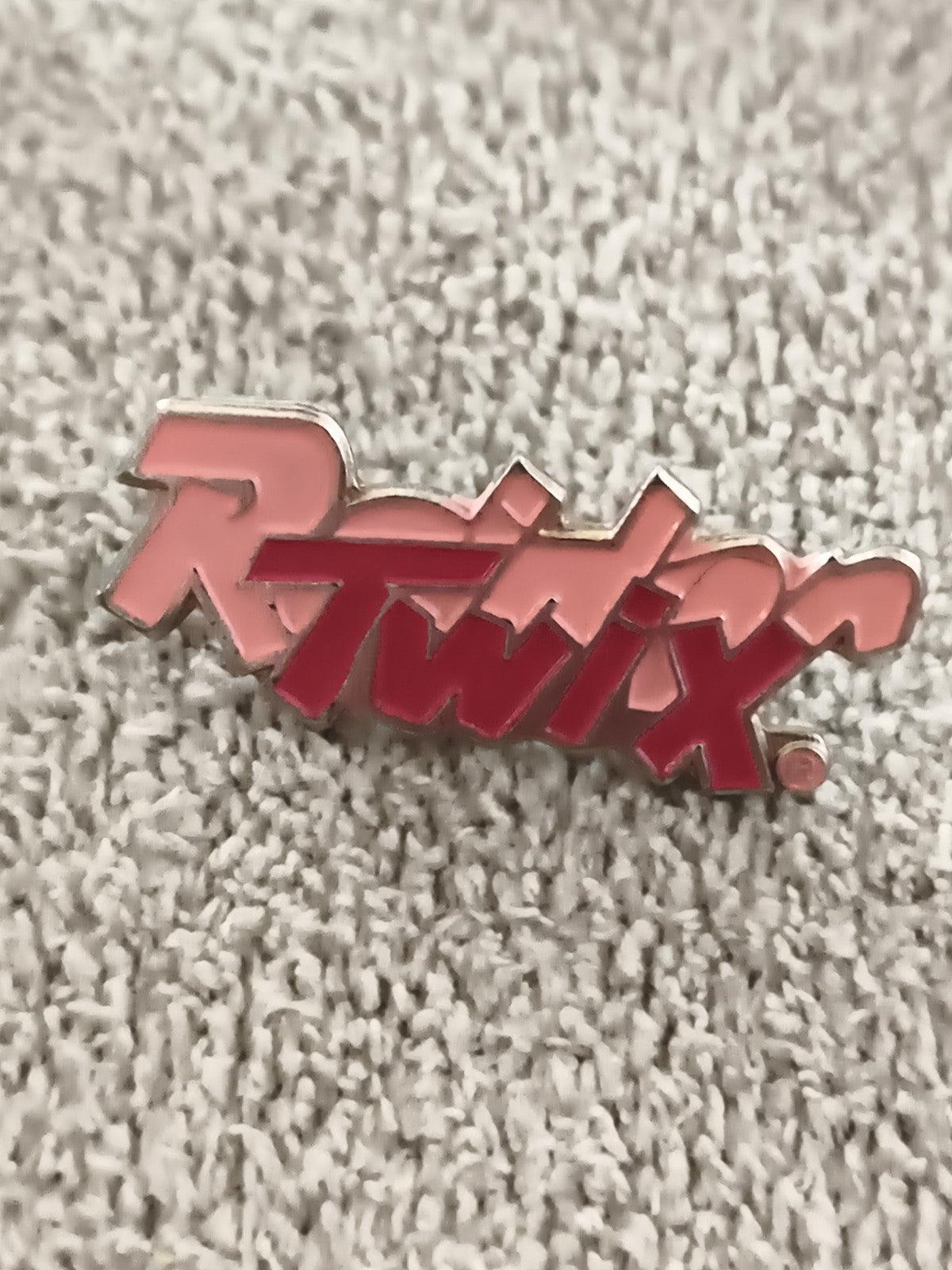 Pin's publicitaire vintage Twix logo rouge, badge rétro années 80-90 (Ref 6)