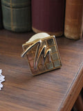 Pin's vintage L'Oréal rétro logo doré carré, badge ancien rare