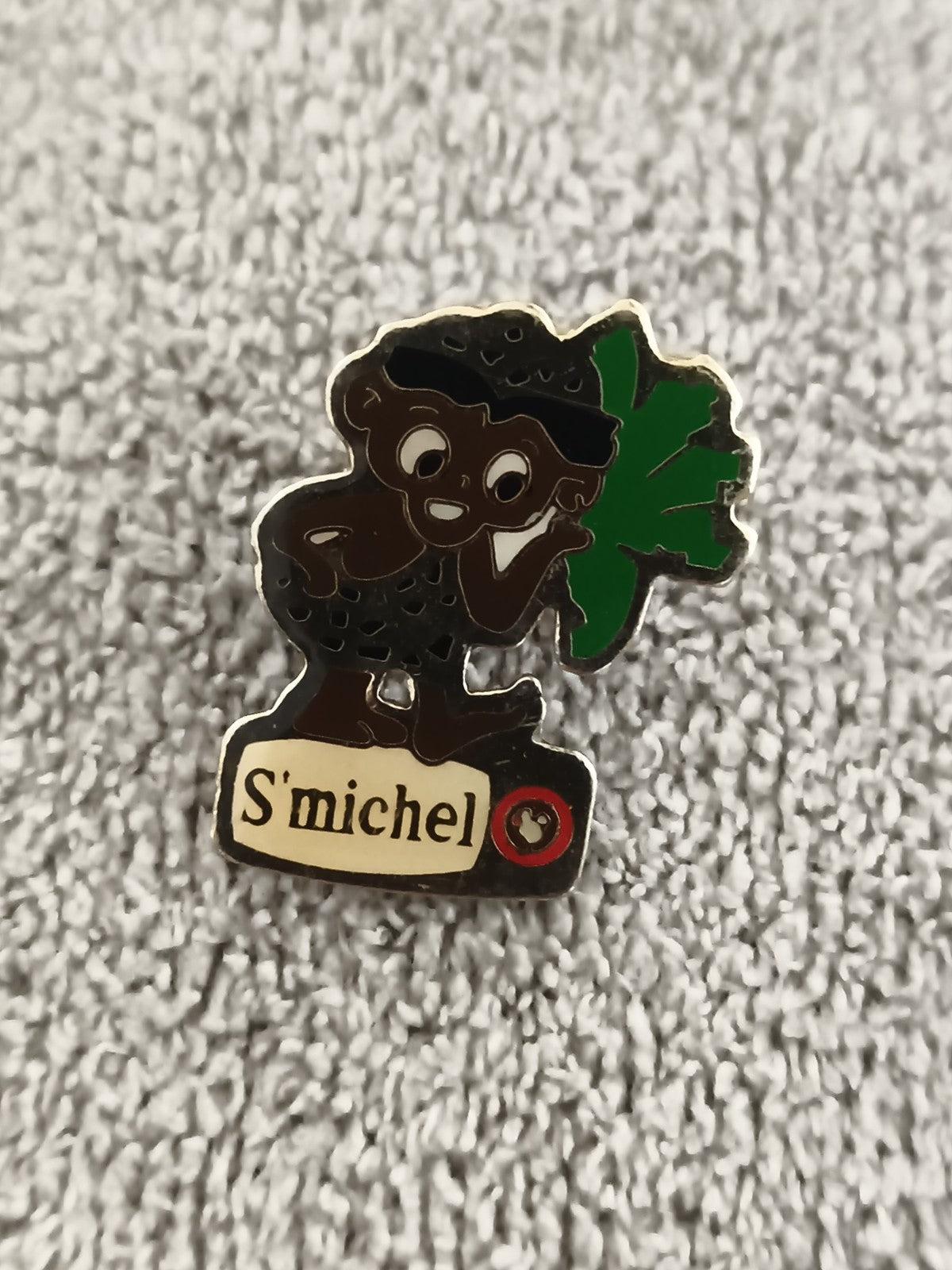 Pin's vintage S'michel personnage biscuiterie émaillé publicitaire (Ref 3)