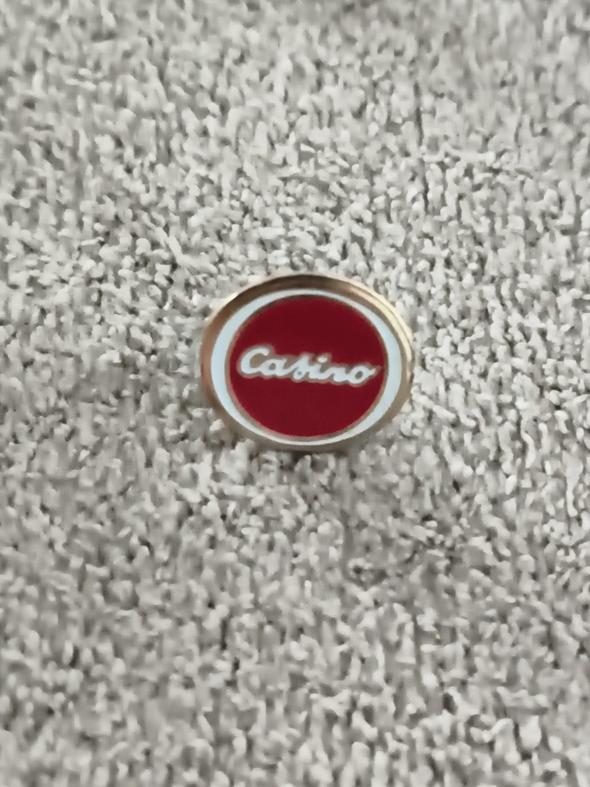 Pin's vintage Casino rouge logo rond badge ancien (Ref 11)