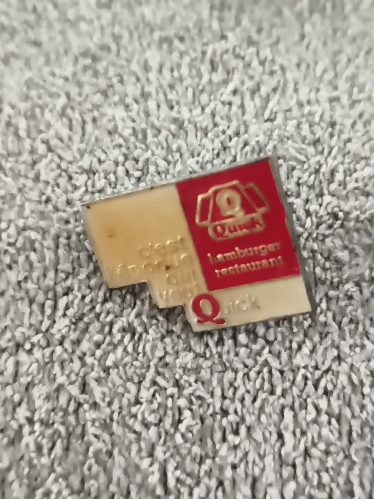 Pin's vintage Quick hamburger restaurant logo rouge doré (Ref 8)