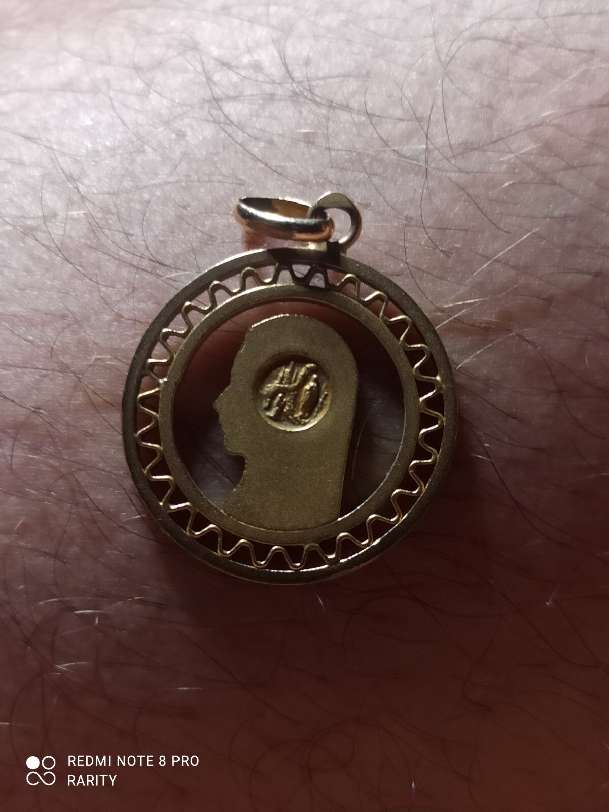 Médaille religieuse vintage Vierge profil doré cercle ajouré pendentif ancien