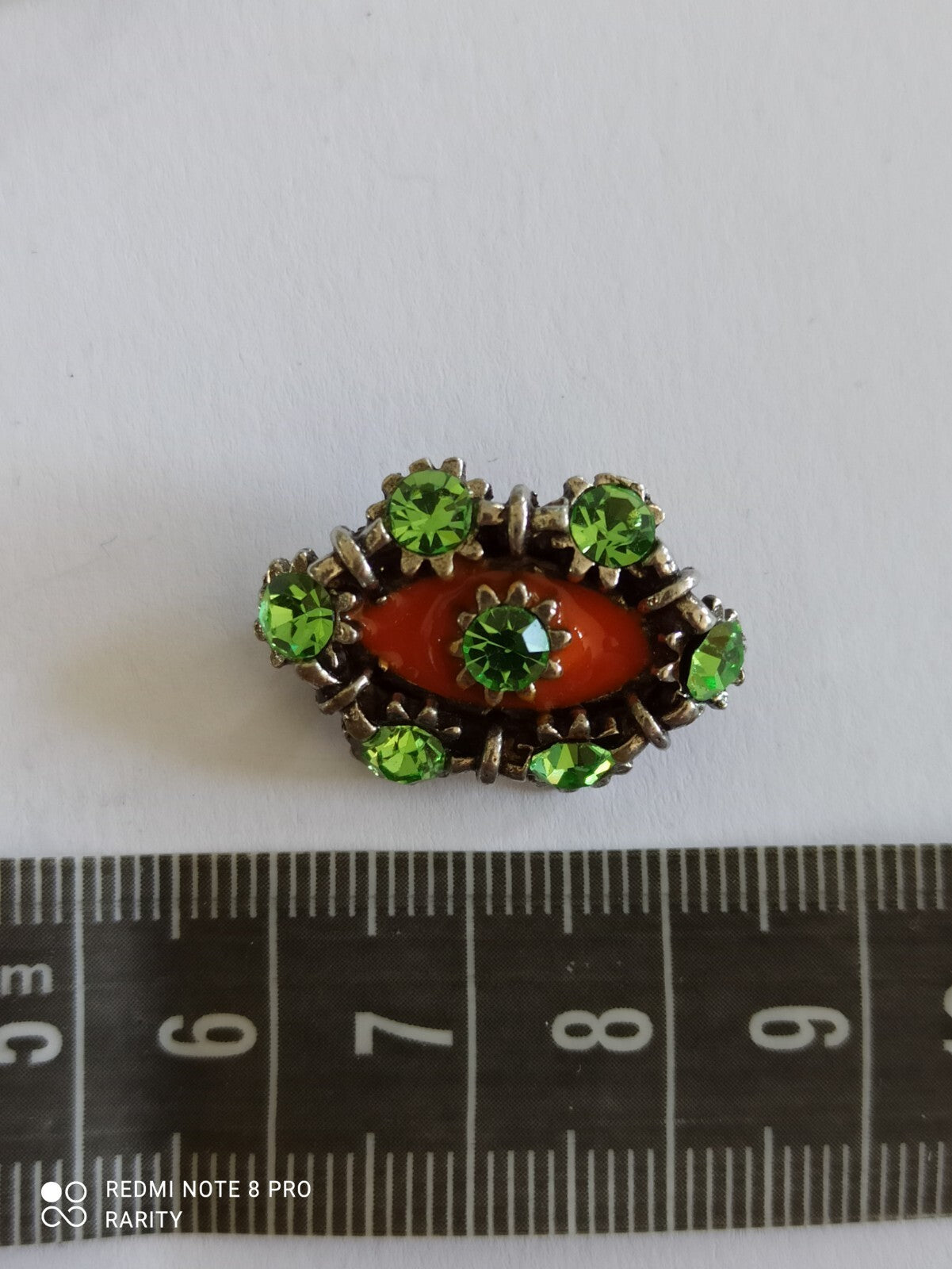 Broche vintage œil orange strass verts style 80s bijou fantaisie rétro
