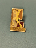 Pin's vintage STUDIO, silhouette dorée, design graphique rétro, collection