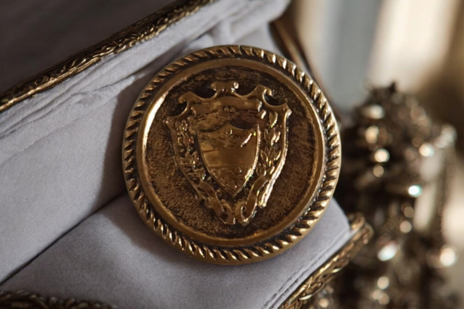 Bouton doré blason militaire décoratif écusson uniforme