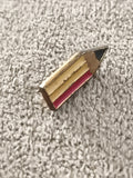 Pin's vintage crayon écolier jaune rouge, badge rétro années 80-90 (Ref 7)