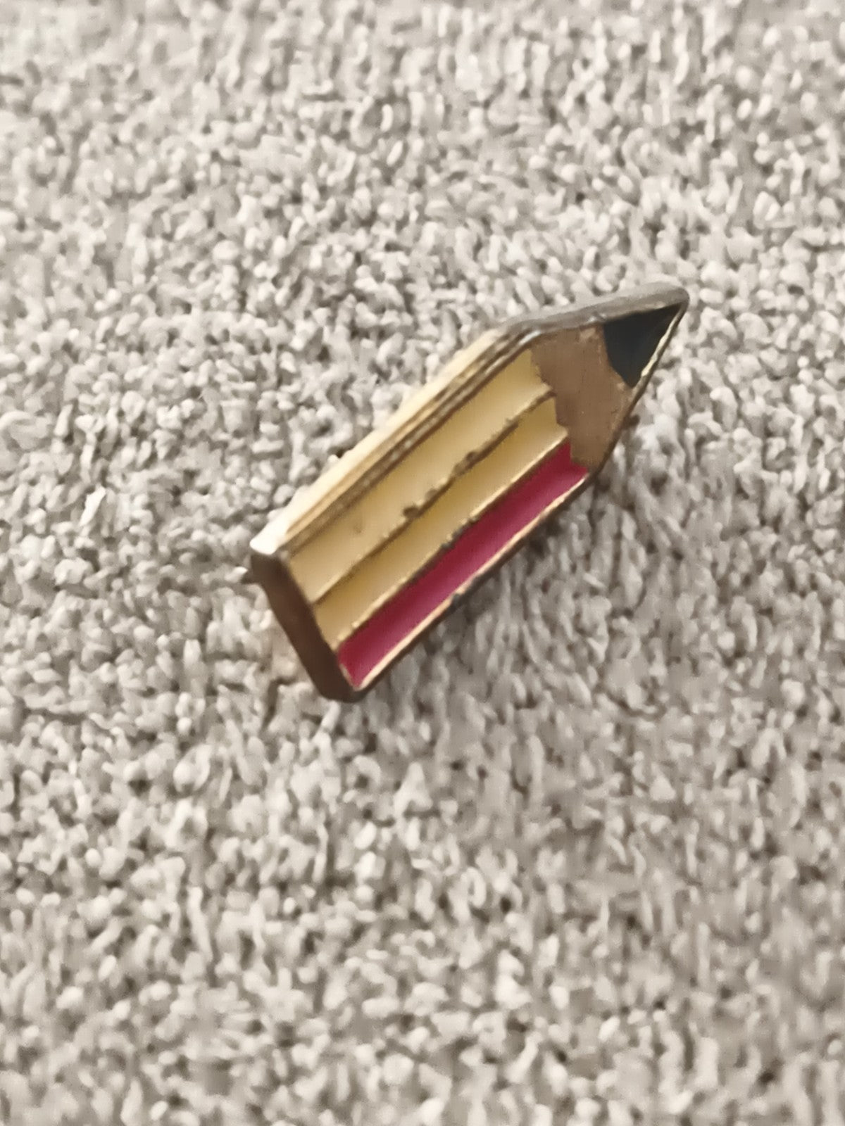 Pin's vintage crayon écolier jaune rouge, badge rétro années 80-90 (Ref 7)