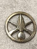 Ancienne médaille insigne militaire, grenade et fusils croisés, aspect métal pat
