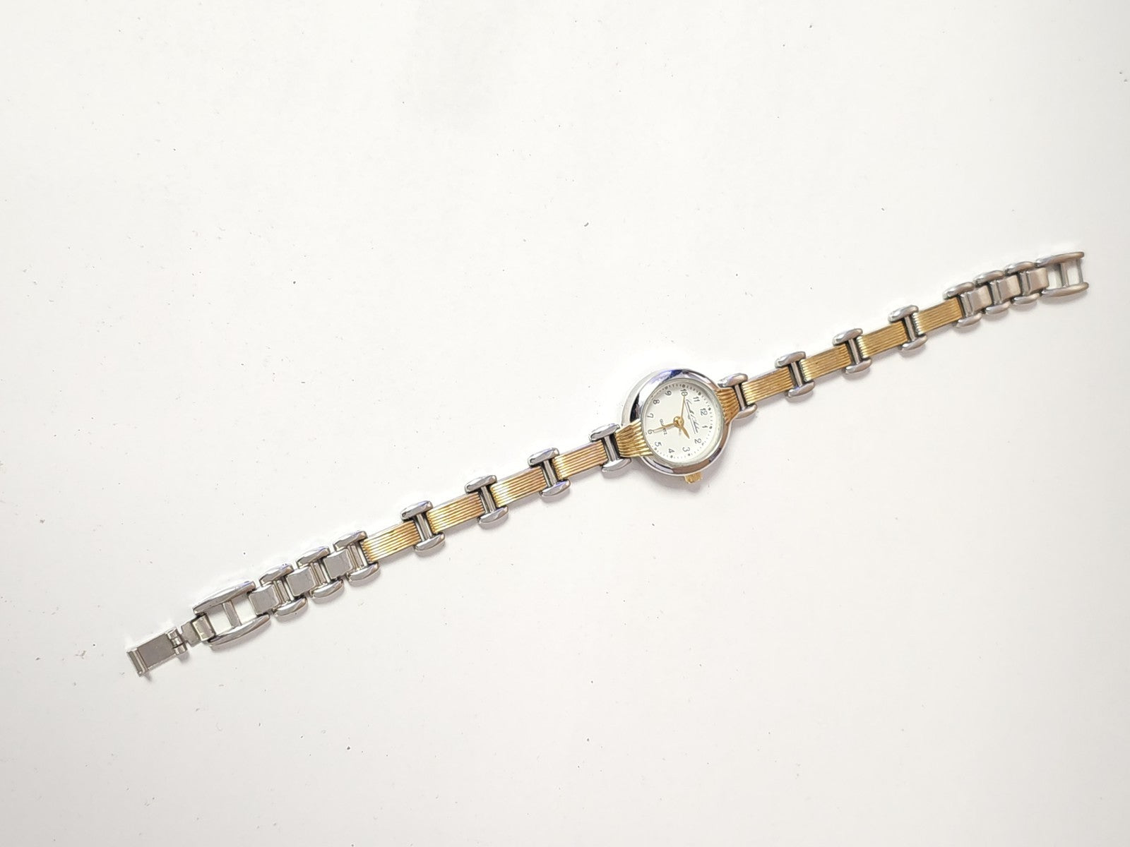 Montre femme rétro Camille d'Aubrac ancienne, élégance vintage, collection rare