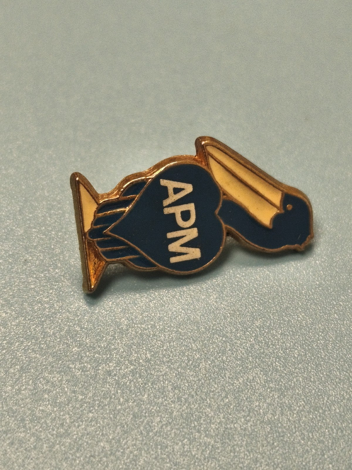 Vintage pin's APM bleu motif oiseau ancien badge collection (Ref 16)
