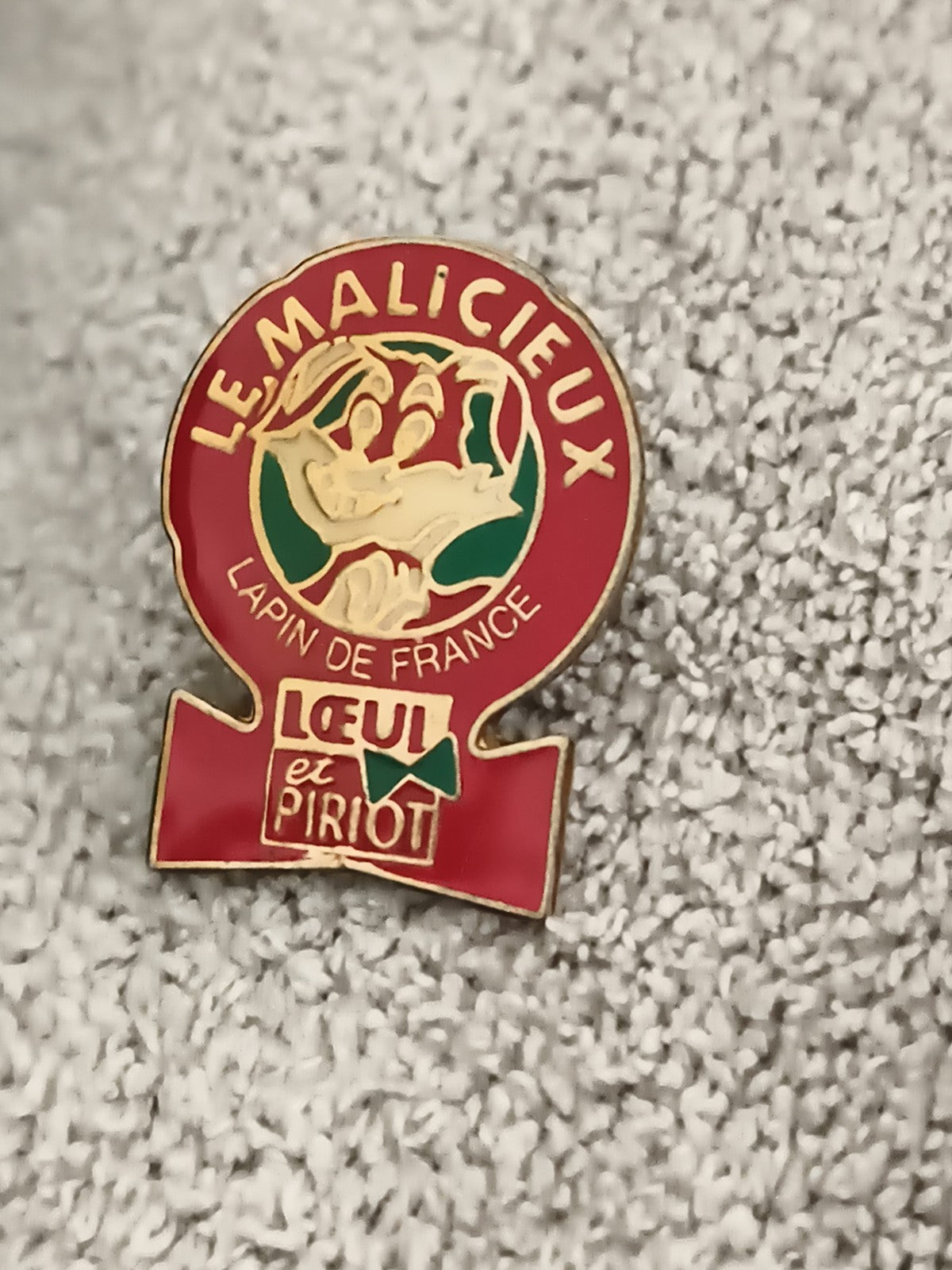 Pin's vintage Le Malicieux Lapin de France Loeul et Piriot badge ancien pub (Ref