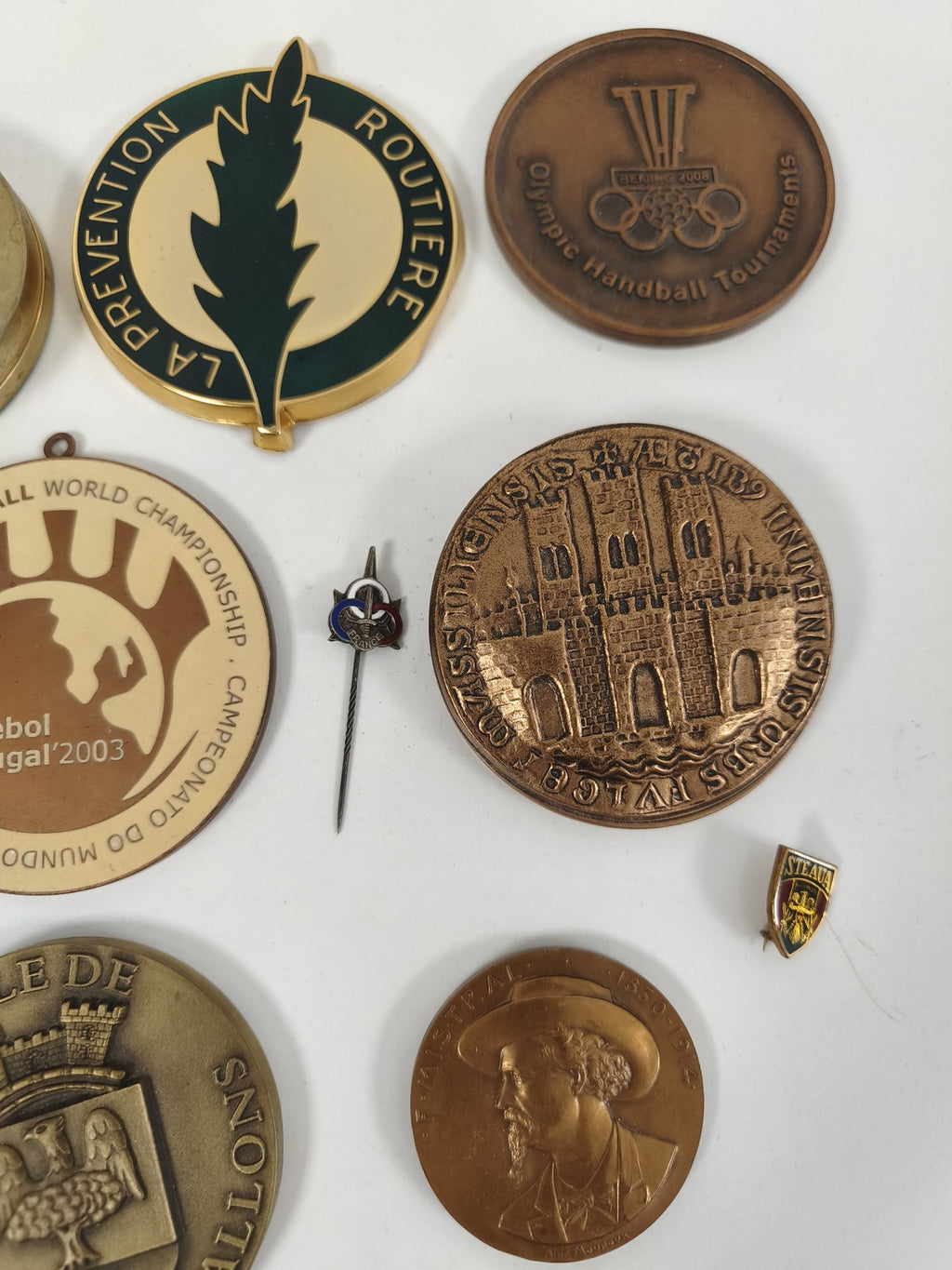 Lot anciennes médailles diverses sport, ville, commémoratives, pins vintage