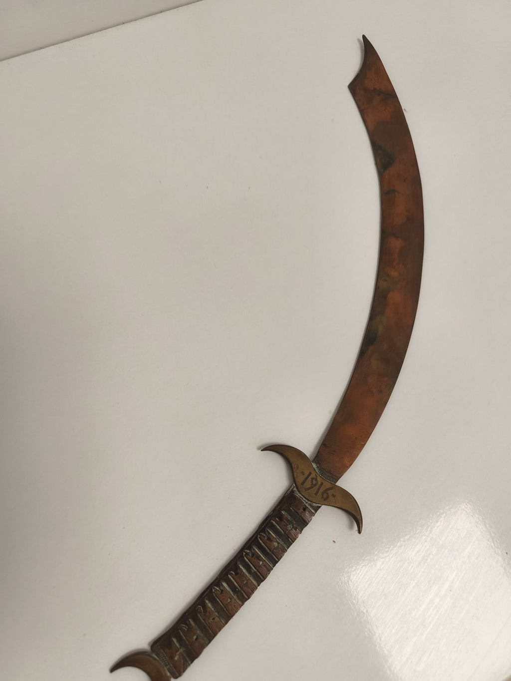 Coupe-papier ancien militaria 1916, grande lame courbe, finition aspect cuivre W
