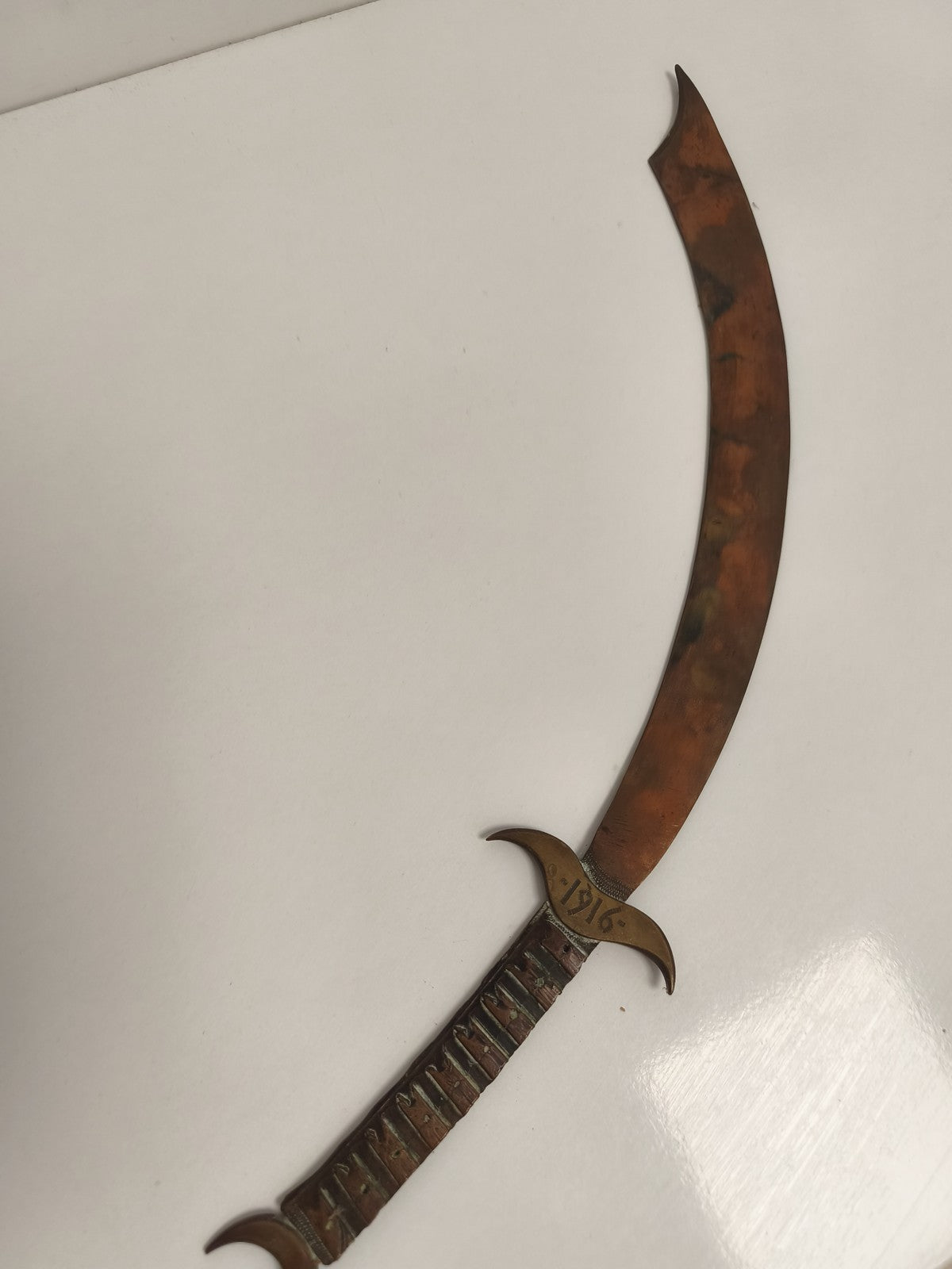 Coupe-papier ancien militaria 1916, grande lame courbe, finition aspect cuivre W