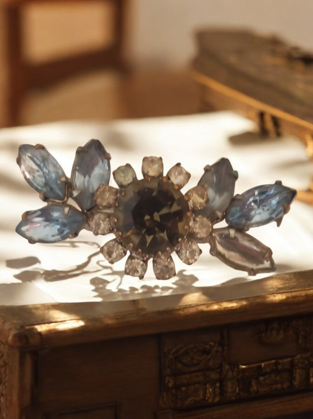 Broche vintage fleur strass bleu gris, bijou fantaisie rétro