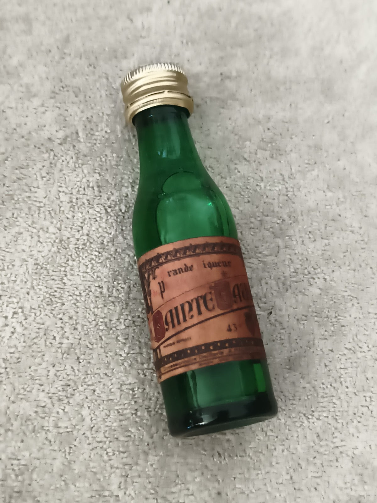 Miniature liqueur verte Sainte 43% bouteille verre capsule dorée