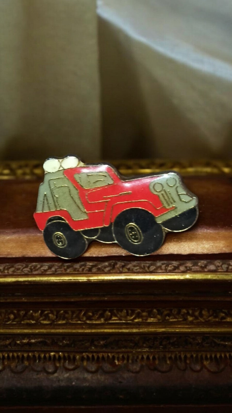 Pin's voiture Jeep vintage rouge noir, badge ancien 4x4, rare collection