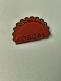 Vintage pin's SOBcal rouge ancien, forme demi-soleil, collection boisson