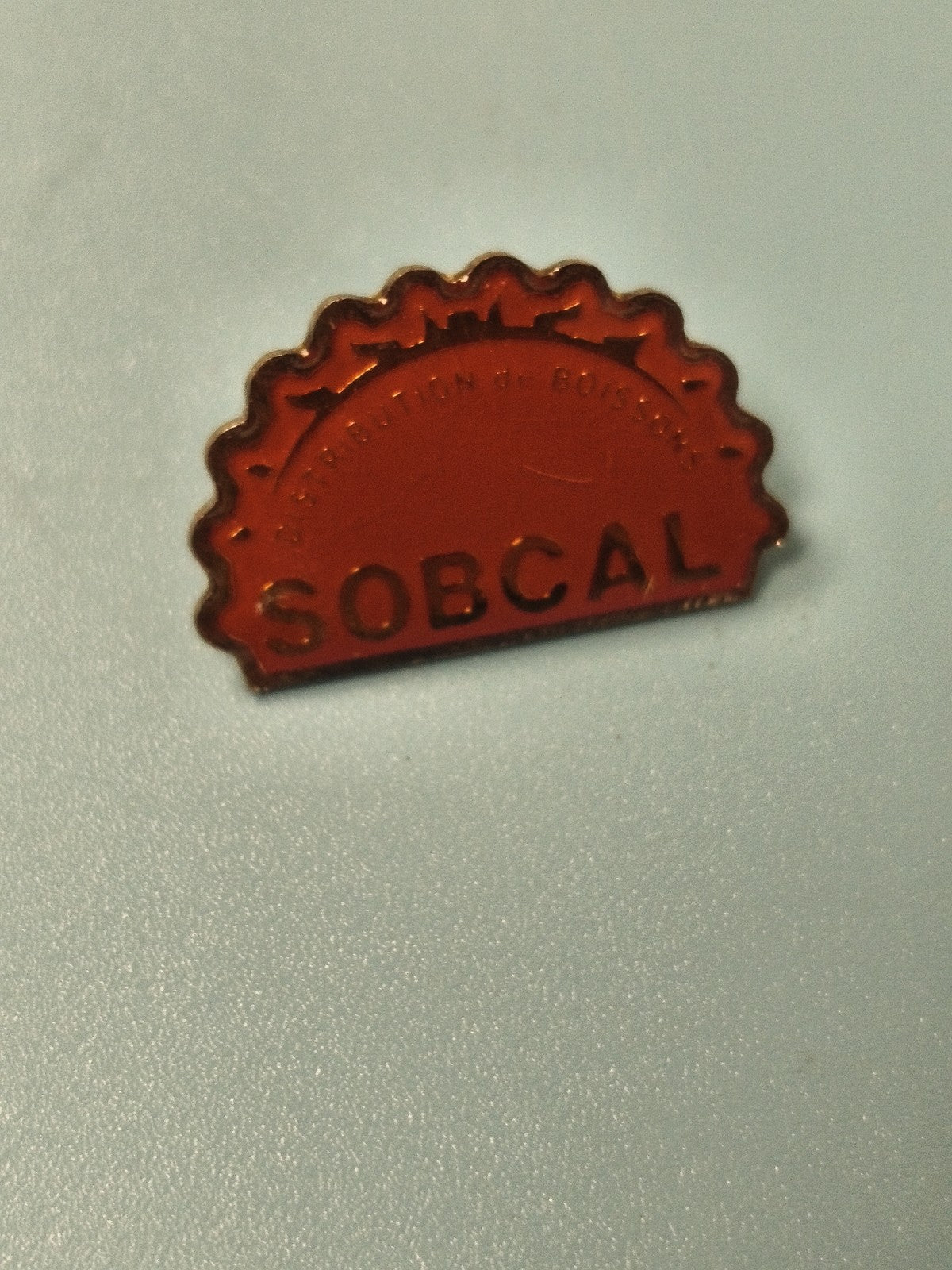 Vintage pin's SOBcal rouge ancien, forme demi-soleil, collection boisson