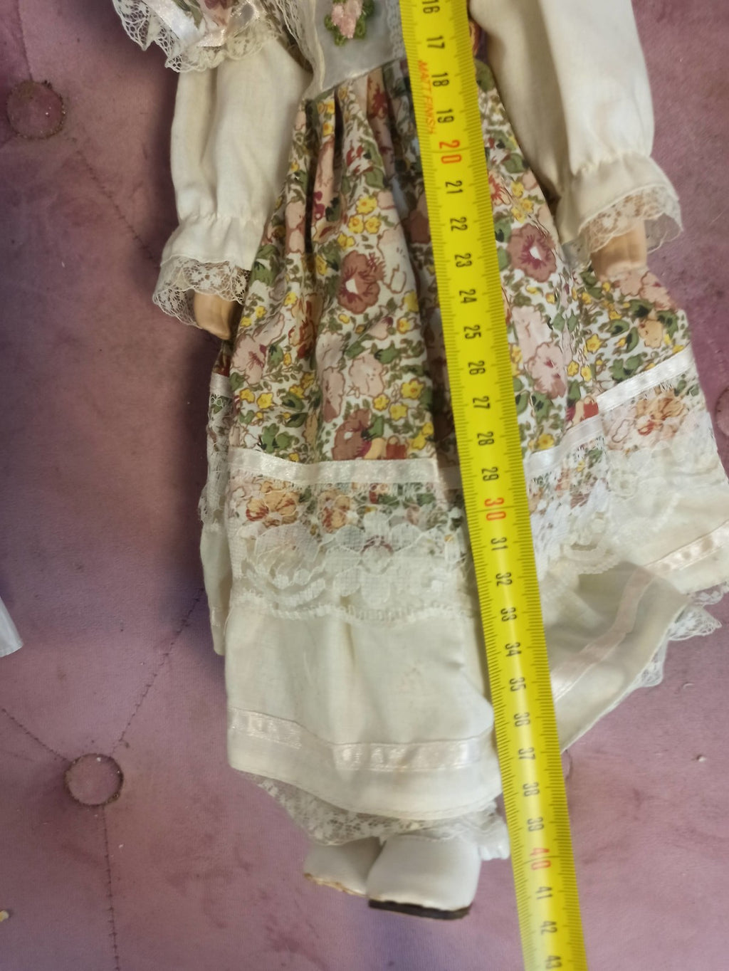 Poupée ancienne en porcelaine robe fleurie dentelle vintage rétro déco