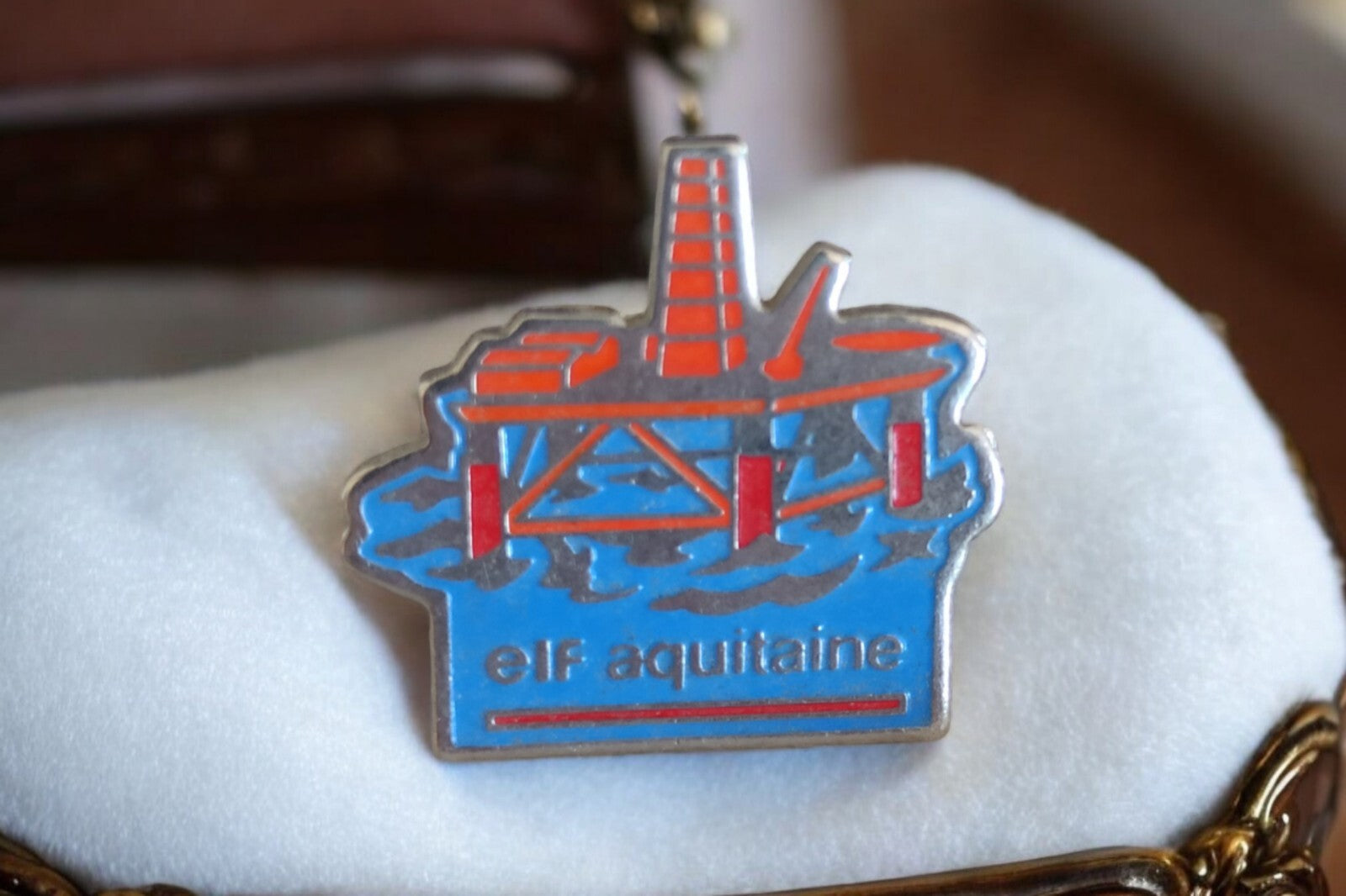 Pin's Elf Aquitaine plateforme pétrolière vintage années 80 badge rare
