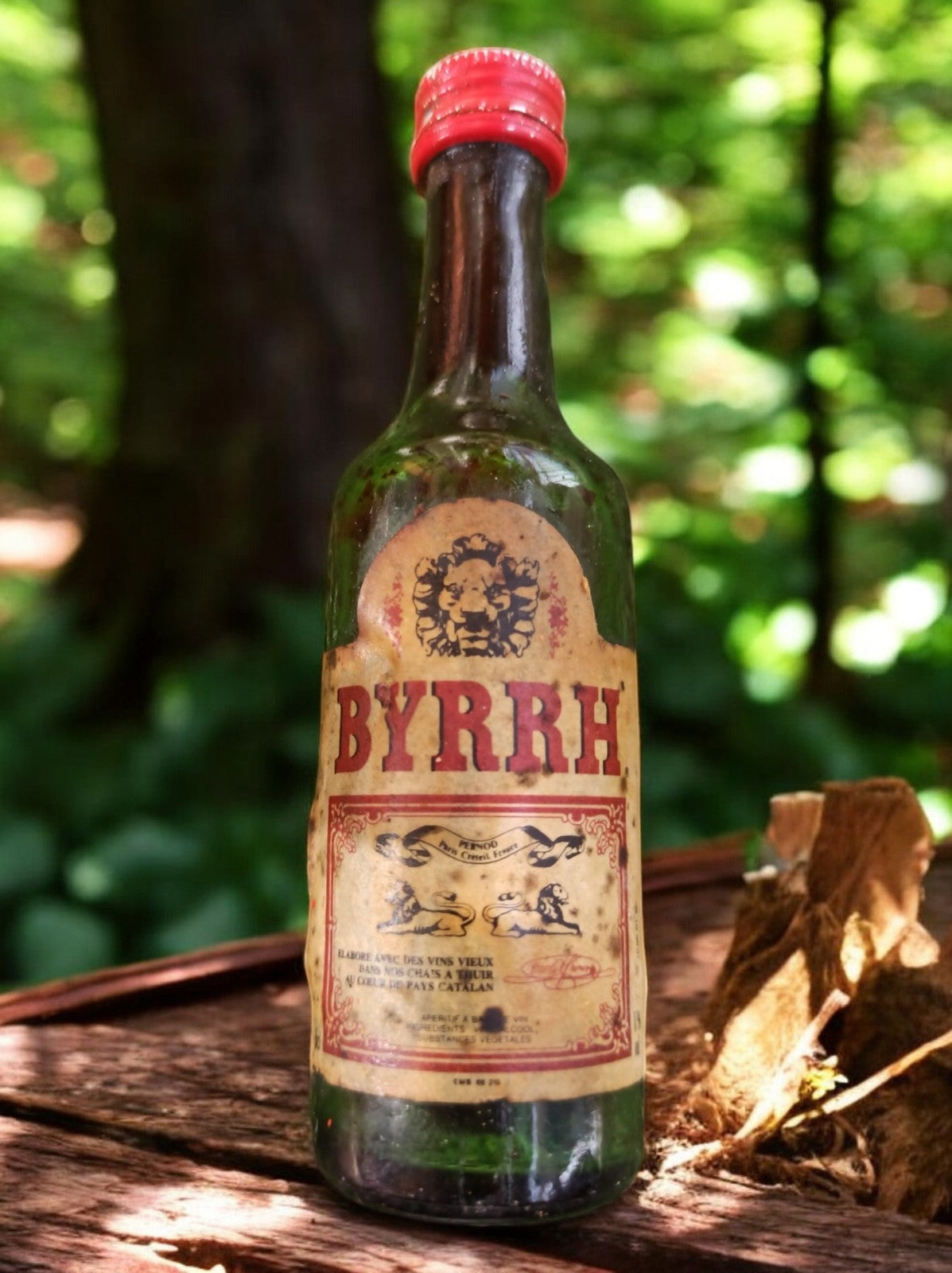 Mignonette ancienne BYRRH, bouteille publicitaire vintage, étiquette lion